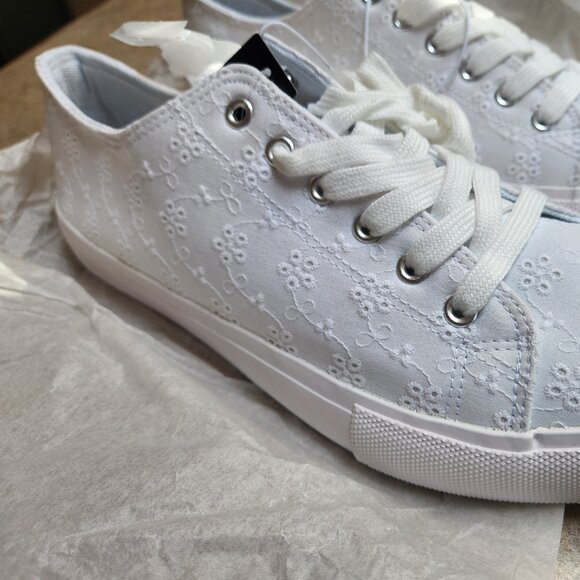 NWT Torrid Eyelet Lace Shoes Women's Size 11.5 Wide Width - Picture 2 of 6